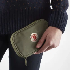 Fjallraven Portemonnee Fjällräven Kånken Travel Wallet Spicy Orange -Tassen Winkel 6 F23781 SS19 fvrc kanken travel wallet fjaellraeven 21 1
