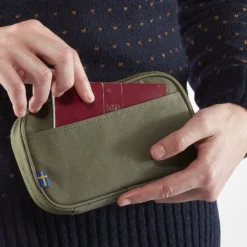 Fjallraven Portemonnee Fjällräven Kånken Travel Wallet Spicy Orange -Tassen Winkel 7 F23781 SS19 fvrd kanken travel wallet fjaellraeven 21 1